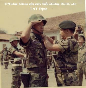 Tr/Tướng Khang gắn giây biểu chương BQHC cho Tr/Tá Định